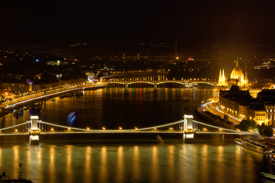 Vue de nuit au Mont Gellért à Budapest