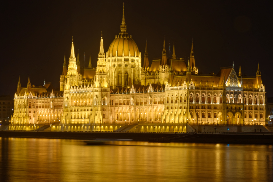 Le parlement de nuit à Budapest